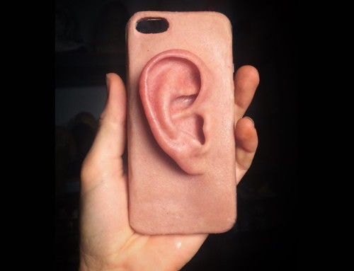 Bizarro: artista cria case de iPhone com prótese de orelha